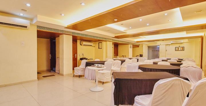 Treebo Trend Hotel Parker Ahmedabad Bagian luar foto