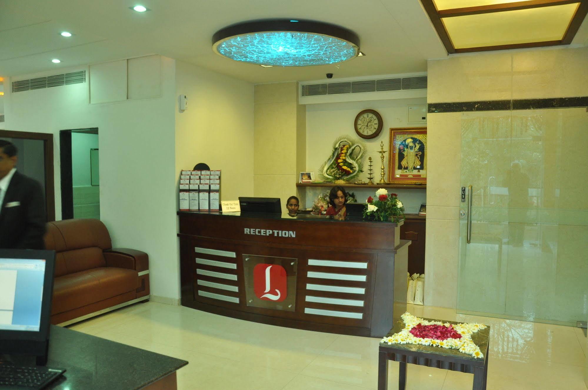 Treebo Trend Hotel Parker Ahmedabad Bagian luar foto