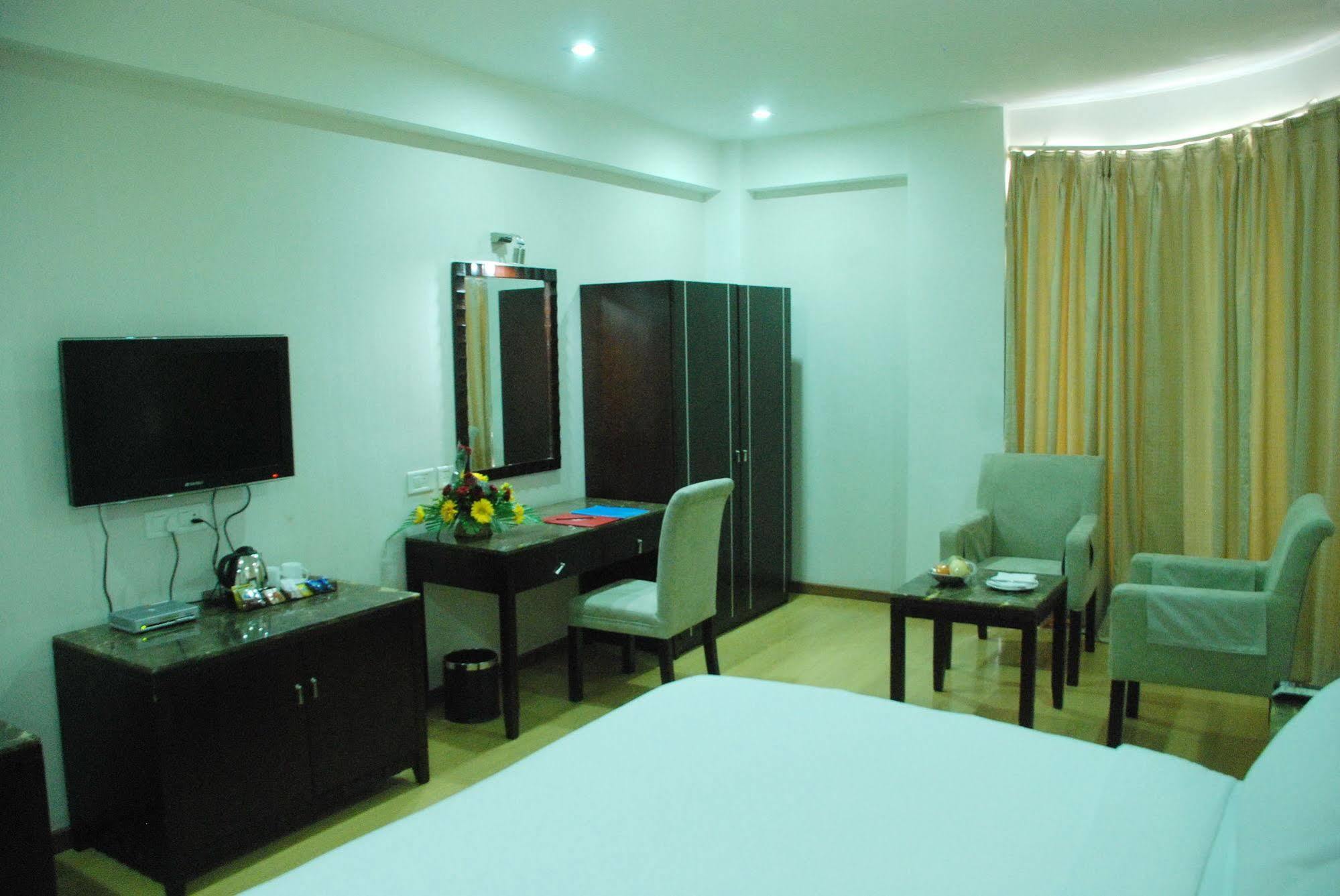 Treebo Trend Hotel Parker Ahmedabad Bagian luar foto