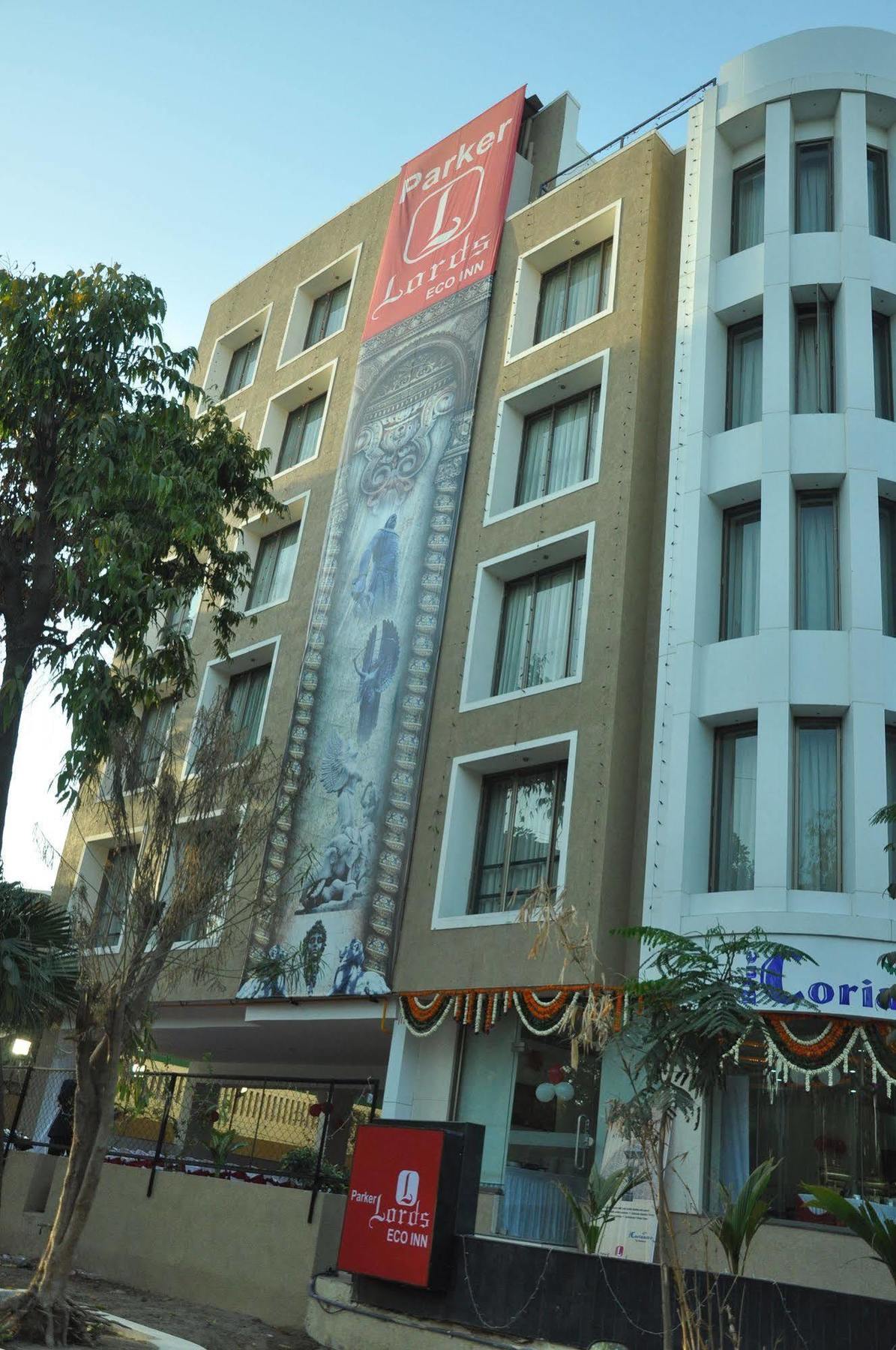Treebo Trend Hotel Parker Ahmedabad Bagian luar foto