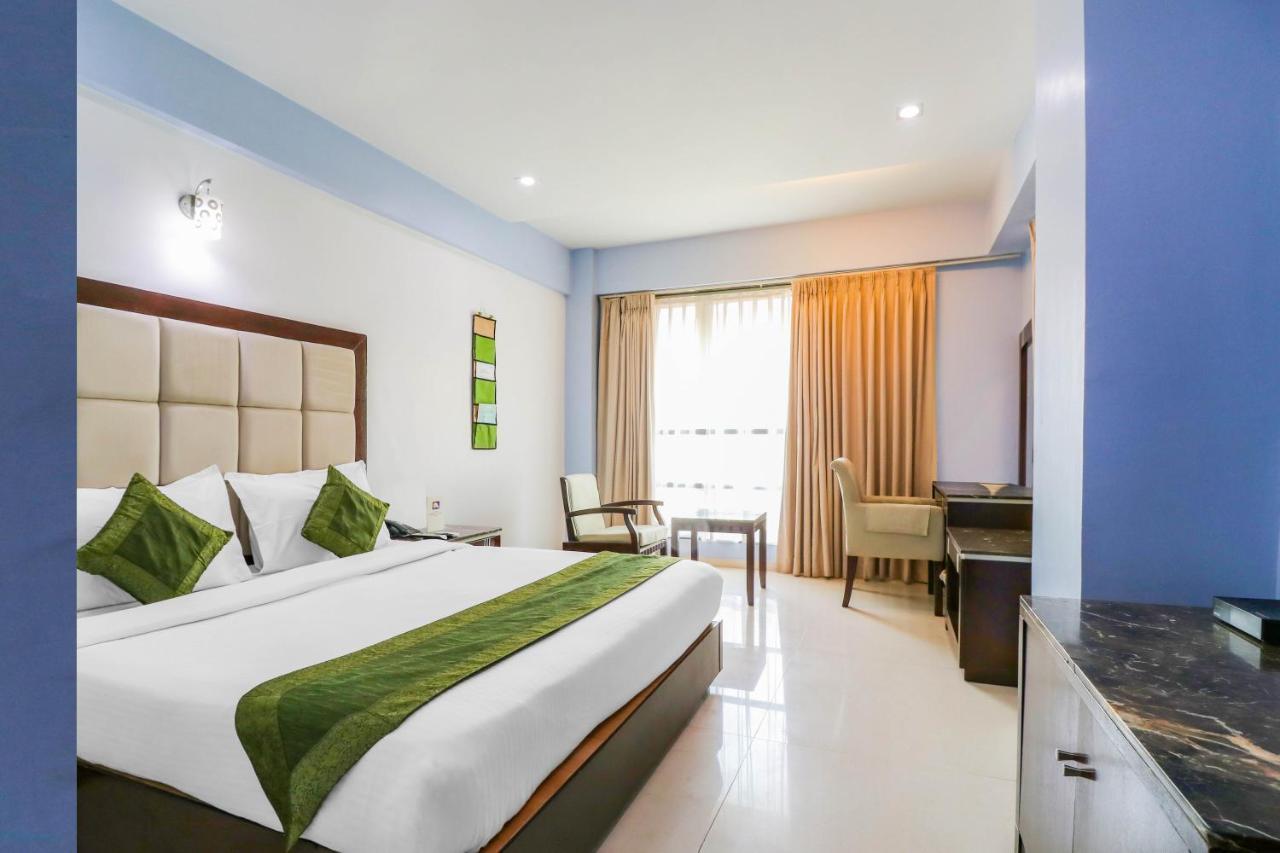 Treebo Trend Hotel Parker Ahmedabad Bagian luar foto