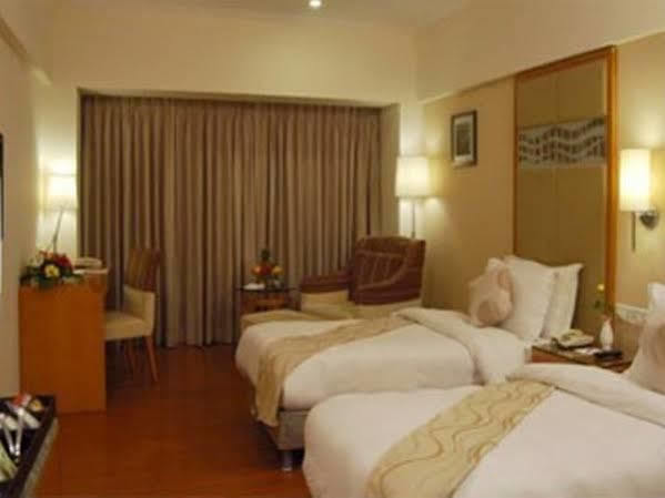 Treebo Trend Hotel Parker Ahmedabad Bagian luar foto